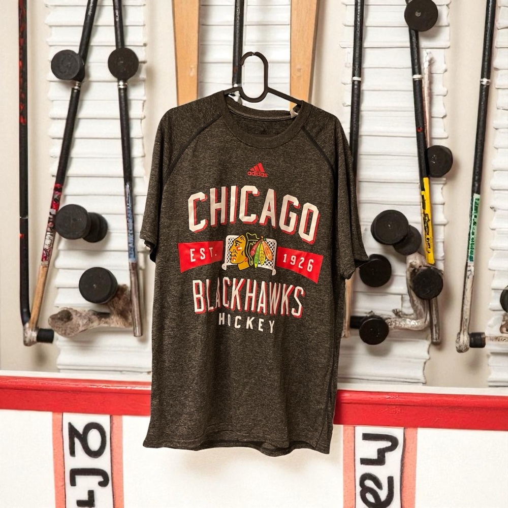 Adidas Chicago Blackhawks size M Heathered Gray Performance Tee T Shirt NEW